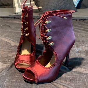 2/$30🔥
Lace Up Ankle Booties